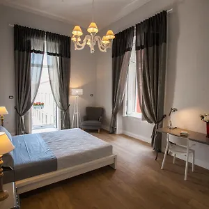  Apartment Largo Donnaregina Italy